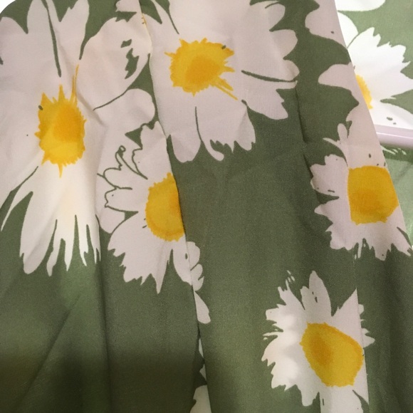 Cherie Bliss Flowing Asymmetrical Blouse. Daisy print.
Onesize fits most. US 14 - Picture 6 of 6